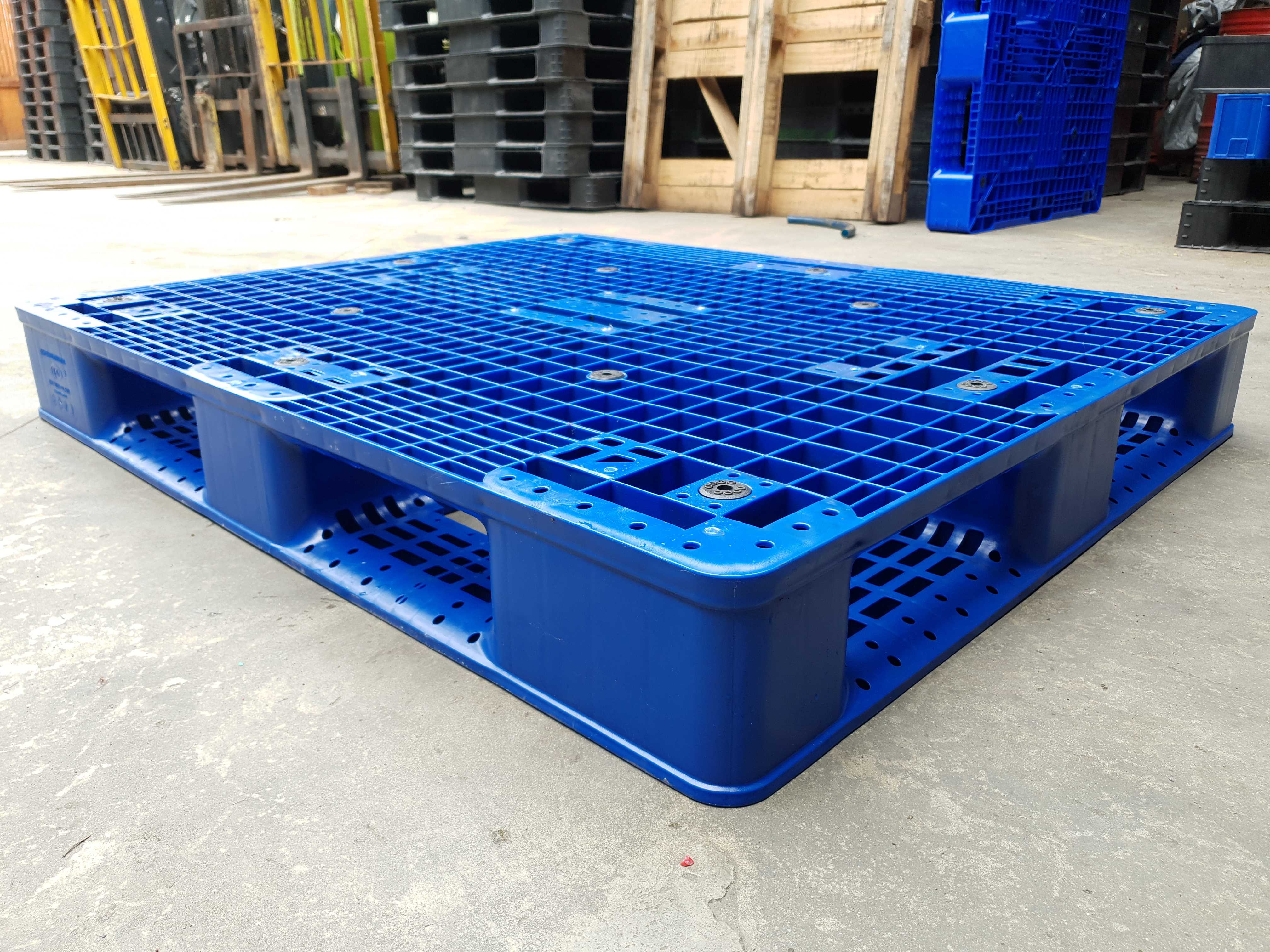 Using Plastic Pallets and Bins for Material Handling